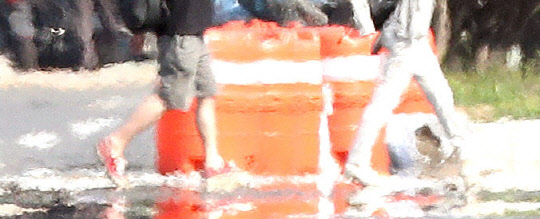 경남 일부 지역에 폭염주의보가 발효된 29일 오후 경남 밀양시 한 도로에 지열로 아지랑이가 피어오르고 있다. 이날 밀양시 최고기온은 36도를 기록했다.